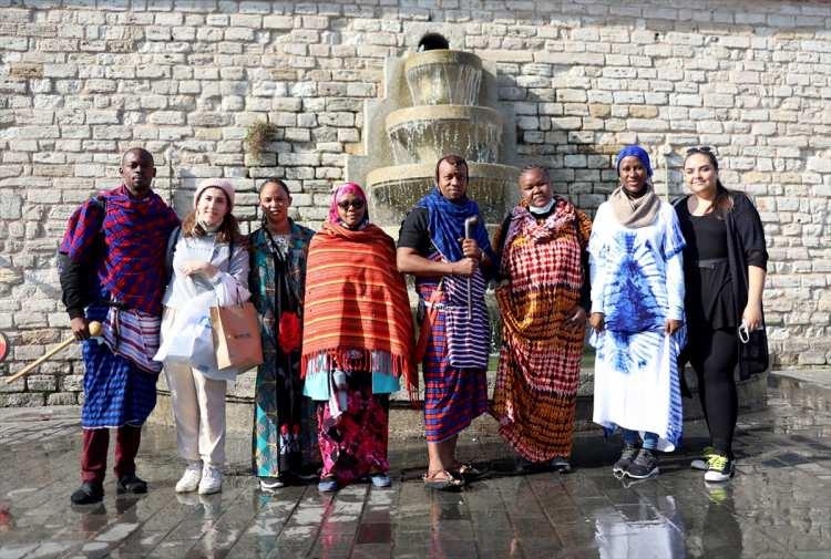 <p>Geleneksel kıyafetleri ve başlarında taşıdıkları su kovalarıyla ile Tanzanya’nın Arusha bölgesinden İstanbul’a gelen Neancyaurelia Magare, Zakia Pleacide Kanji, Farida İbrahim Mtumwa, Adam Salum Choggy, Saida Said Juma ve Abubakar Mahakum Dachi, Taksim Meydanı, İstiklal Caddesi ve Kadıköy sahilinde yürüyerek, vatandaşlara ülkelerinde yaşadıkları sorunları anlattı.</p>
