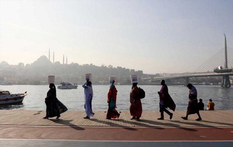 <p>Türkiye’de olmaktan büyük mutluluk duyduklarını belirten ve tercümanlar aracılığıyla su sorununu anlatmaya çalışan Masailer, geleneksel danslarıyla ve kıyafetleriyle de vatandaşların ilgisini çekti.</p>
<p> </p>