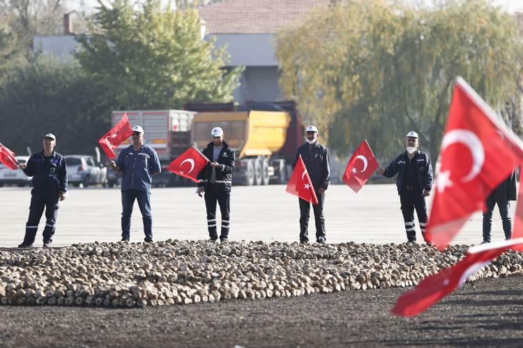 <p>Bu sırada Atatürk silüetinin etrafında sıralanan işçiler ellerinde Türk bayrakları salladı. Atatürk silüeti drone ile de görüntülendi.</p>
