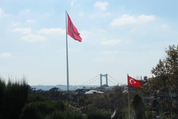 <p>Bayrakların, ülkelerin en kıymetli sembolleri olduğunu dile getiren Karaismailoğlu, "Bizimki gibi, tarihi mücadelelerle geçen ülkeler için bağımsızlığın, şehit kanlarıyla ağır bedeller ödenerek kazanılan her bir karış toprağı anlatırlar. Bayrağımız, zincir vurulmak istenen bir milletin şahlanışının en güzel sembolüdür." ifadelerini kullandı.</p>
