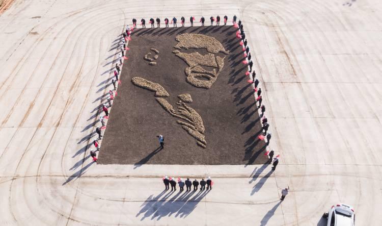 <p>Daha sonra fabrika işçileri ve sendika personeli, bir haftalık çalışmayla, alan üzerinde 8 ton şeker pancarı kullanarak Atatürk'ün silüetini oluşturdu.</p>
