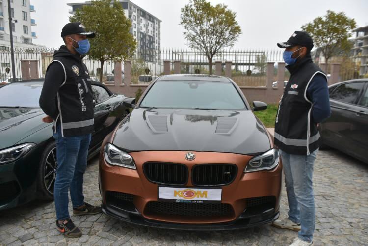 <p>Polis ekipleri, ülkeye usulsüz sokulan 4 lüks spor aracı takip sonucu, Sakarya, İstanbul, Konya ve Antalya’da ele geçirerek Edirne'ye getirdi. </p>
