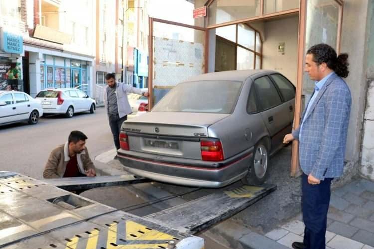 <p>Erdal Alan, bu kilometrede böyle bir otomobilin olduğunu düşünmediklerini dile getirerek, “Yakın bir dostum vasıtasıyla Sivas’ta böyle bir aracın olduğunu öğrendim. ‘Ağabey araba satılacak. Sende bu tarz arabaları seviyorsun. İstersen bir değerlendir’ dediler. Tabi ki bir heyecan oluşturdu. Bu kilometrede böyle bir otomobilin olduğunu düşünmüyorduk. Bunun haberi gelince biraz heyecanlandık. Sonra arabanın videoları geldi. Daha da heyecanlandım” dedi.</p>

<p> </p>
