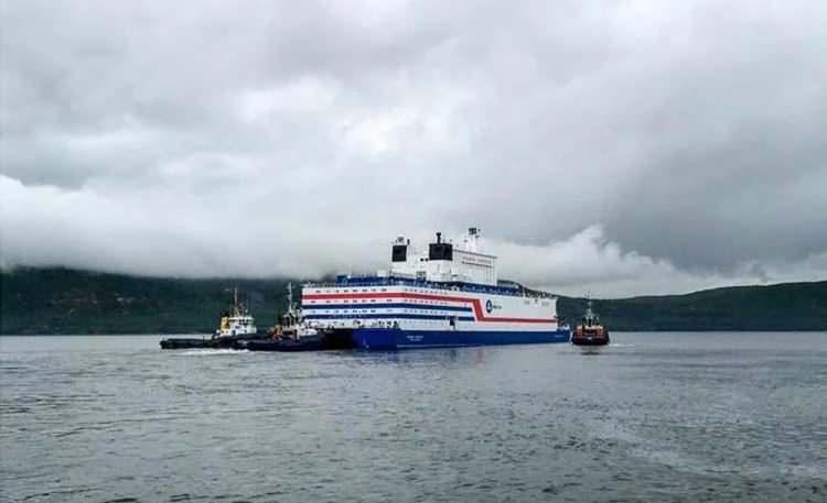 <p>Bununla birlikte, Rus devlet nükleer şirketi Rosatom tarafından geliştirilen bu sistem, geminin nükleer fisyon tesislerinin soğutma kulelerinden buhar olarak çıkan ve aksi takdirde boşa gidecek olan ısıyı kullanıyor.</p>
<p> </p>
<p><strong>KÜRESEL ISINMAYA KARŞI İYİ BİR ALTERNATİF OLABİLİR</strong></p>
<p>Bazı uzmanlar, yeni sistem, ömür ve gaz gibi sera gazı yayan seçeneklerin kullanımını azaltarak iklim değişikliğini en aza indirmeye yardımcı olabileceğine inanıyor ve ABD, Çin ve Fransa'daki firmalar şimdi benzer reaktörler inşa etmeyi düşünüyor.</p>
