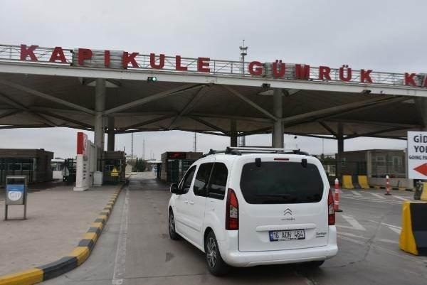 <p>GÜMRÜK KAPILARINDA YOĞUNLUK</p>
<p>Türkiye'de başta Edirne olmak üzere Kırklareli, Tekirdağ, Bursa ve İstanbul gibi kentlerde bulunan göçmen derneklerinin organizasyonu ile çok sayıda soydaş, araçları ya da otobüslerle oy kullanmak için Bulgaristan'da kayıtlı oldukları şehirlere gitti. </p>