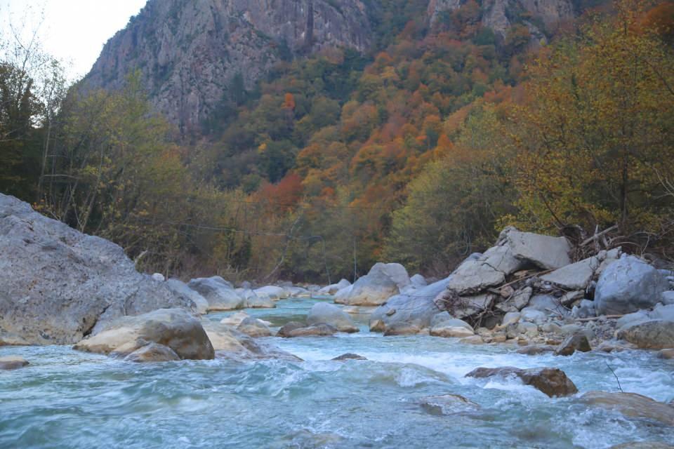 <p><strong>- "Loç Vadisi ölmeden önce görülecek en güzel yerlerden biri"</strong><br />
<br />
Vadideki renklerin görülmesi gerektiğini anlatan Keleş, şöyle devam etti:<br />
"Loç Vadisi'ne gelen insanlar, öncelikle sesini duyduğumuz çayın güzelliği, berraklığı ve turkuaz renkli gölleri ile karşılaşacaklar.</p>
