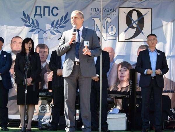 <p>Nisan ayında yapılan seçimlerde Hak ve Özgürlükler Hareketi, 38 milletvekili çıkarmıştı. Siyasi gözlemciler, Bulgaristan'da Komünist Diktatör Todor Jivkov döneminde yaşanan asimilasyon politikasından sonra Türklerin cumhurbaşkanı adayı olarak siyasi arenada yer aldığına dikkat çekip, kamuoyu araştırmalarına göre ilk turda bir adayın seçilmesinin neredeyse imkansız olduğuna işaret etti. Cumhurbaşkanlığının 2'nci turunca bir adayın seçilmesi için Türklerin oylarının kilit konumda olacağının altı çizildi.</p>
