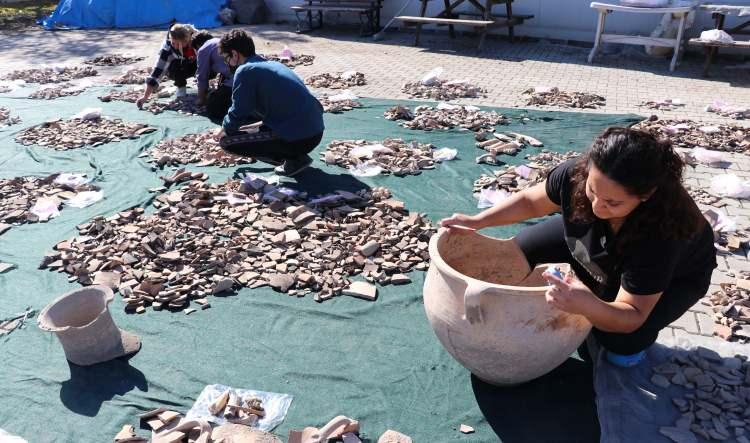 <p>Girginer, üç açmada 16 işçiyle devam eden kazılarda, dört bin yıl önce Orta Tunç Çağı'nda kullanılan çöp çukurunu ortaya çıkardıklarını hatırlattı.</p>