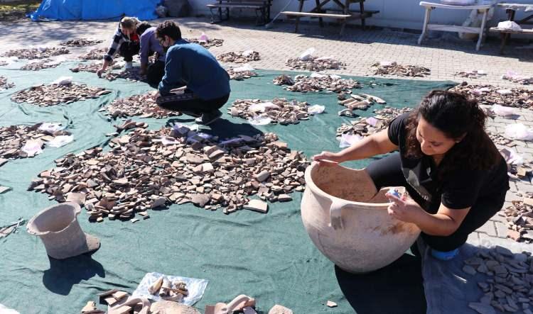 <p>Girginer, üç açmada 16 işçiyle devam eden kazılarda, dört bin yıl önce Orta Tunç Çağı'nda kullanılan çöp çukurunu ortaya çıkardıklarını hatırlattı.</p>
