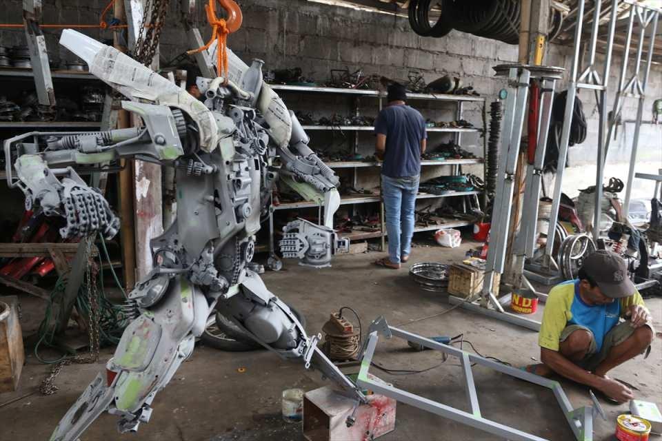 <p>Atölyede önceleri boyama ve dekorasyon işleri yapılırken Kovid-19 salgınıyla birlikte robotik replika ürün yapımı sayıları hızla arttı.</p>