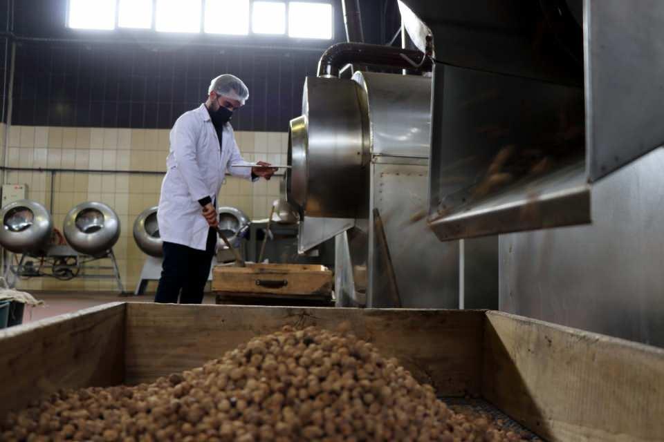 <p>Namlı, işlerini kolaylaştıran makinelerle yollarına devam ettiklerine değinerek, "Küçük imalathaneden artık Türkiye'ye hitap eden modern bir tesis haline geldik. </p>