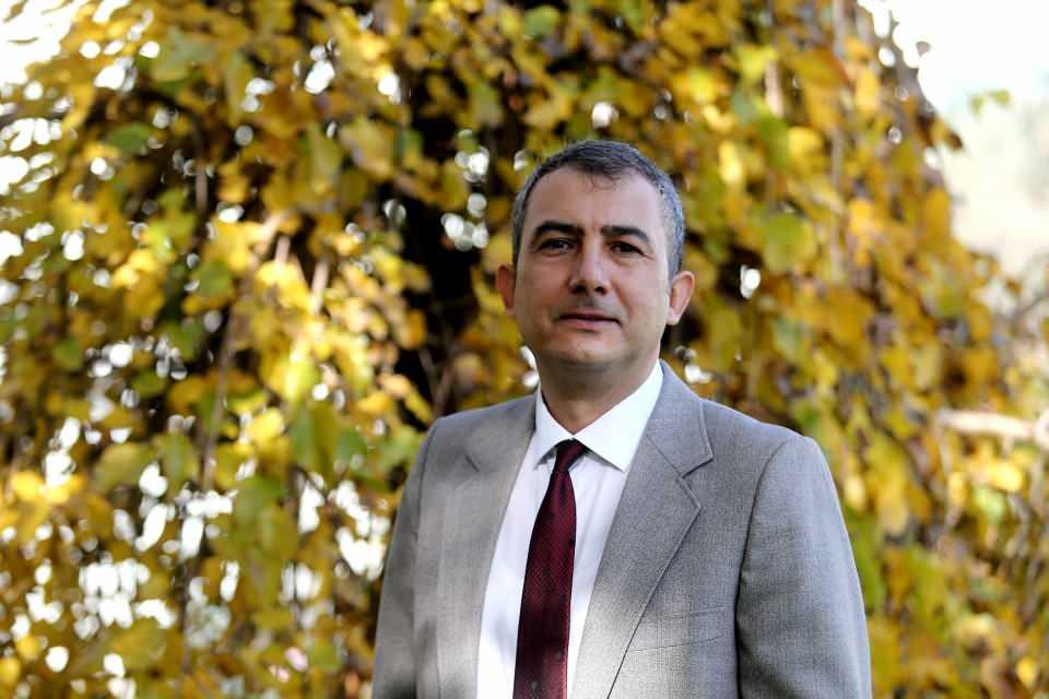 <p>Bursa Uludağ Üniversitesi Ziraat Fakültesi Toprak Bilimi ve Bitki Besleme Bölümü’nden Doç. Dr. Gökhan Özsoy, İHA muhabirine yaptığı açıklamada, “1985 ile 2019 arasındaki uydu görüntülerine bakılarak bu araştırma yapıldı. Burada Uludağ ile ilgili ciddi sonuçlara ulaştık. Özetlemek gerekirse, insan aktivitesinin çok yoğun olduğu kısımlarda, erozyon yüzeylerinde artış, çıplak kayaya dönüşme bitki yoğunluğunda azalma tespit ettik. Birinci bölge ve ikinci bölge turistlik açıdan söylersek, kamp yapılan alanlar Sarıalan, Bakacak, Kirazlıyayla gibi alanlarda vejetasyon örtüsünde bozulmalar tespit ettik” dedi.</p>
<p> </p>