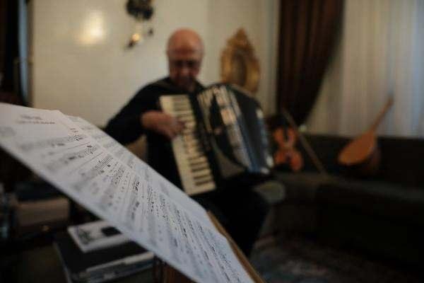 <p>Altaş, ''Yıllar &ouml;nce Alzheimer hastalığına yakalanma korkusuyla bu hastalığı araştırdım. M&uuml;ziğin iyi geldiğini &ouml;ğrenince enstr&uuml;manlarla ilgilenmeye başlayarak, bu korku ile 55 yılda 5 farklı enstr&uuml;man &ccedil;almayı &ouml;ğrendim'' dedi.</p>
