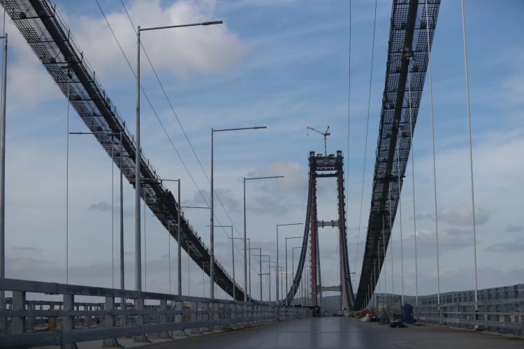 <p>İki ayak aralığına ilaveten 770'er metre yan açıklıklar, 365 ve 680 metrelik yaklaşım viyadükleriyle Çanakkale Boğazı'nın ilk asma köprüsünün uzunluğu 4 bin 608 metreyi bulacak.</p>