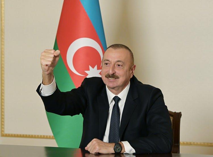 <p>Azerbaycan Cumhurbaşkanı İlham Aliyev, 10 Kasım 2020'de ulusa sesleniş konuşması yaparak Azerbaycan, Ermenistan ve Rusya arasında imzalanan anlaşmanın Ermenistan'ın askeri yenilgisi anlamına geldiğini söylemişti.(Arşiv)</p>
