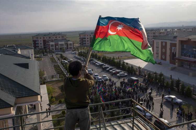 <p>Azerbaycan ile Ermenistan arasında Dağlık Karabağ krizine ilişkin yapılan anlaşma sonrasında Terter kentinde günlerdir sığınaklarda yaşamını sürdüren halk evlerine dönmenin mutluluğunu yaşamıştı. (Arşiv)</p>
