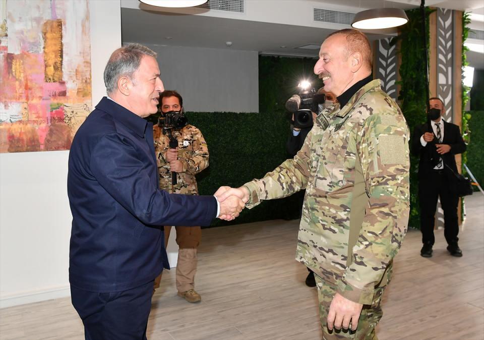 <p>Azerbaycan Cumhurbaşkanı İlham Aliyev, Milli Savunma Bakanı Hulusi Akar ve beraberindeki TSK komuta kademesini Şuşa’da kabul etti.</p>
