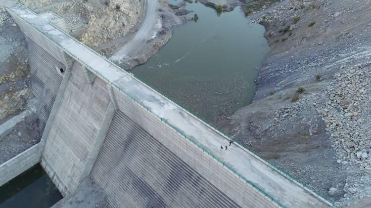 <p>Devlet Su İşleri tarafından Şırnak'ın Uludere ilçesine bağlı Ballı köyünde yaptırılan Musa Tepe Barajı kapakları kapatıldı. Temelden yüksekliği 66 metre olan barajın depolama hacminin 10 bin 49 hektometre küp olduğu belirtildi.</p>
