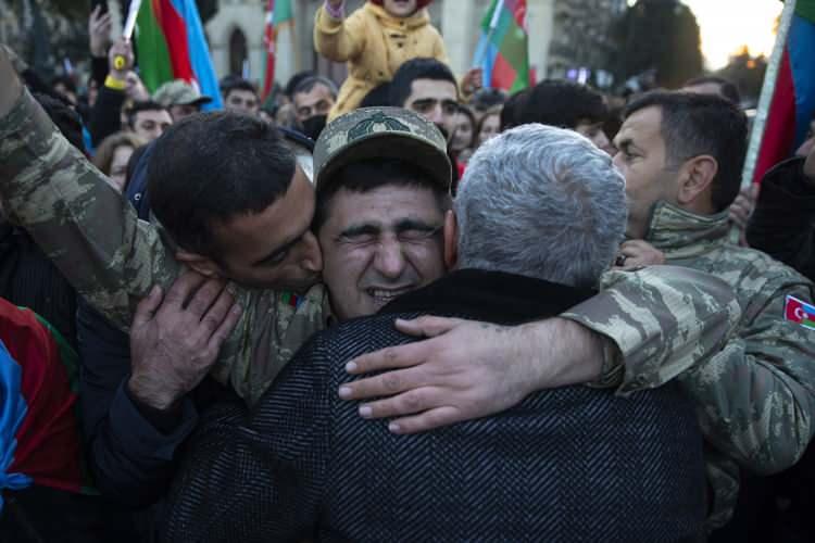 <p>Azerbaycanlılar, Ermenistan'ın Dağlık Karabağ'daki işgalini sonlandıran bildirinin imzalanmasını meydanlarda kutlamıştı. (Arşiv)</p>
