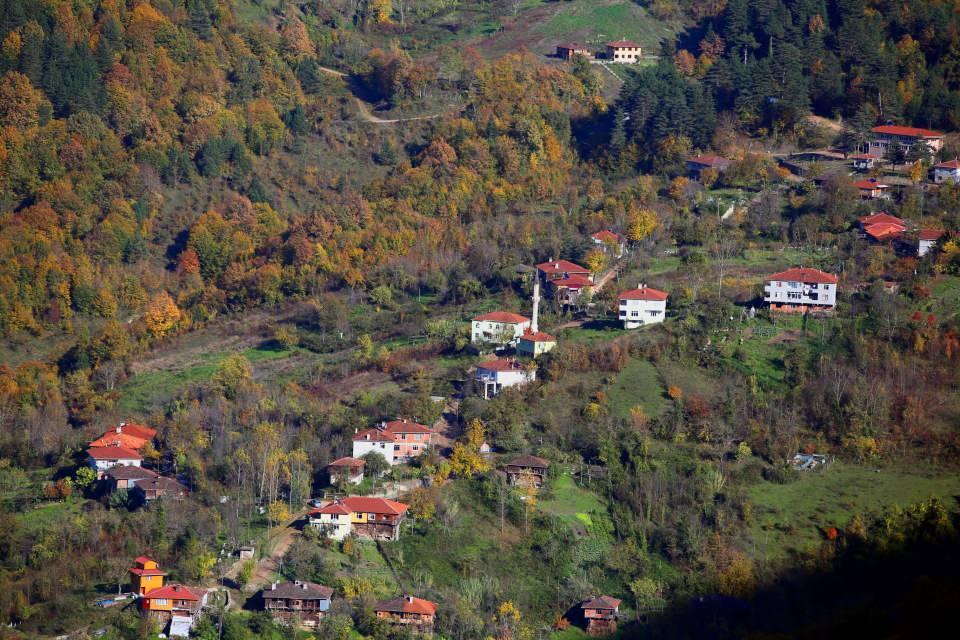 <p>Kastamonu'nun Cide ilçesinde bulunan Loç Vadisi, turkuaz renkli çayı ve rengarenk bitki örtüsüyle sonbaharda ziyaretçilerini bekliyor.<br />
 </p>
