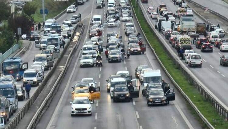 <p>09.05'te Maltepe D-100 Karayolunda sürücüler kontak kapatıp, araçlarından indi.</p>
