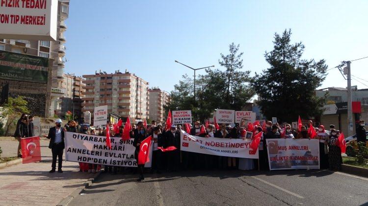 <p>Ellerinden kalemi alıp, dağlarda taşlarda öldürüyorlar. Buradan evlatlarımıza sesleniyoruz, artık yeter, gelin. 33 evladımız geldi, hayatlarına özgürce devam ediyorlar, dışarıdalar, gezip dolaşıyorlar, annelerinin kucağındalar. Lütfen gelin güvenlik güçlerimize teslim olun. Korkmayın, bir gün bile ceza almayacaksınız. Güçlü devletimiz var" dedi.</p>
