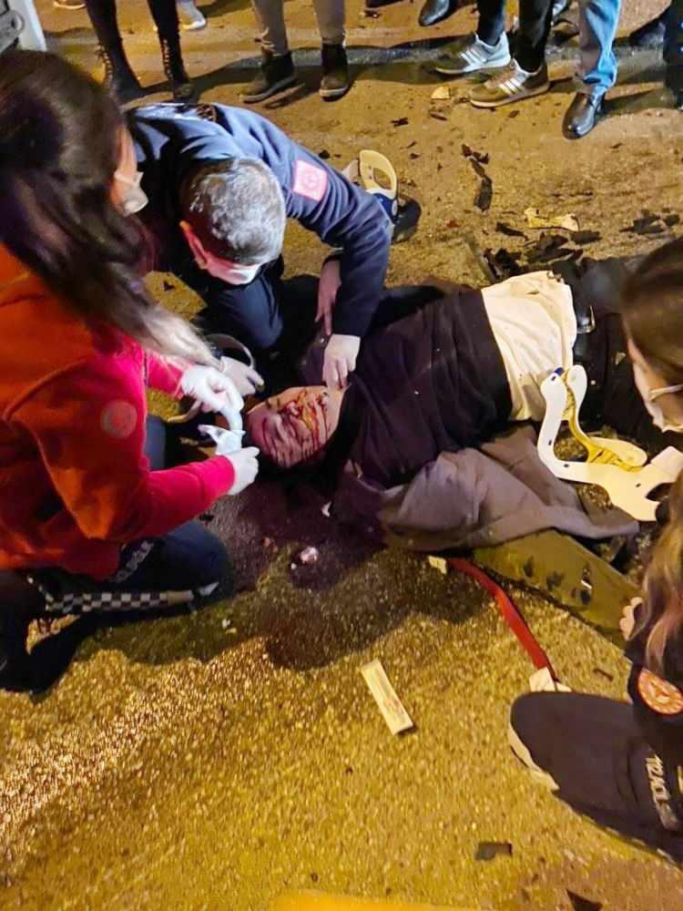 <p>Yaralılara müdahale ettiği sırada aynı istikametten gelen İbrahim Ethem Özay (26) yönetimindeki 68 ACE 734 plakalı Dacia marka otomobil kazaya müdahale eden yaya Samet Hakyol’a çarptı.</p>

