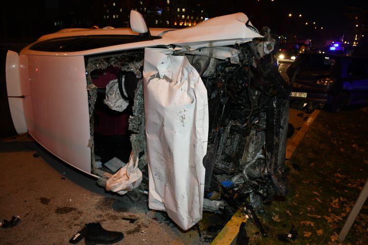 <p>Aksaray’da 2 aracın karıştığı trafik kazasında yaralılara yardım etmek için koşan Samet Hakyol (20) yaralılara müdahale ettiği sırada bir başka aracın çarpması sonucu otomobilin altında kaldı.</p>
