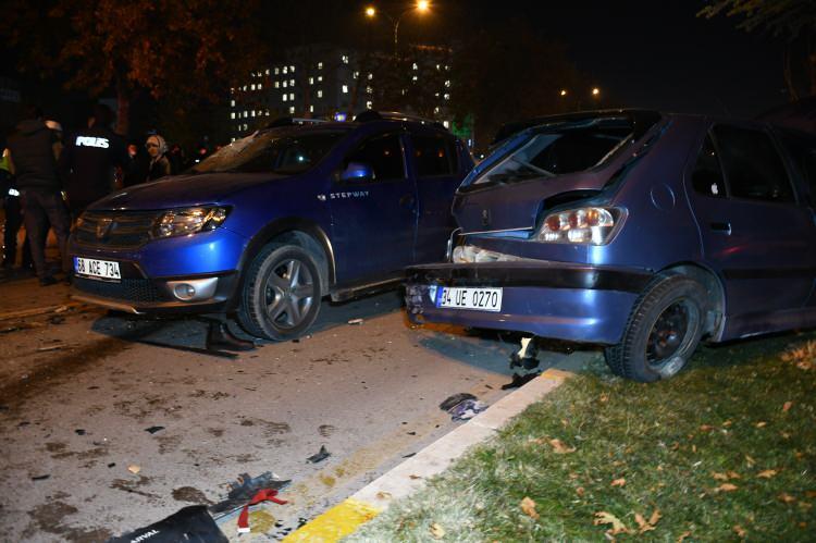 <p>Kazada sürücü ile araçta yolcu olarak bulunan arkadaşı Hatice Topaç (40) yaralanırken, diğer sürücü aracıyla olay yerinden kaçtı. Bu sırada yoldan yaya olarak geçen Samet Hakyol yaralılara yardımcı olmak için olay yerine koştu. </p>
