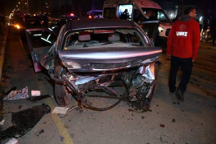 <p>Çarpmanın etkisiyle Samet Hakyol otomobilin altında kalırken, bu sırada Samet Hakyol’a çarpan araca da Sinan Önemli (20) idaresindeki 68 EH 272 plakalı Fiat marka otomobil ile Murat Akyol (43) yönetimindeki 34 UE 0270 plakalı Peugeot marka otomobil çarptı.</p>
