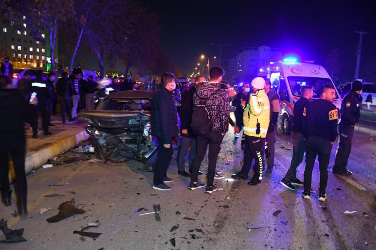 <p>Kısa sürede olay yerine gelen kurtarma ve sağlık ekipleri hem Samet Akyol’u hem de araçlardan birinde sıkışan yolcu konumundaki Hatice Topaç’ı (40) sıkıştıkları yerden kurtardı.</p>
