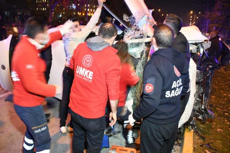 <p>Kerziban Avan (37), Sinan Önemli (20), Murat Akyol (43), Hatice Topaç (40), Emine Anıl (21), Emin Rıza Pişkin (21), Yasin Bayram Anıl (17), Muhammed Said Demirbaş (27) ile yaya Samet Hakyol (20) olmak üzere toplam 9 kişinin yaralandığı kazada yaralılar ambulanslarla Aksaray Üniversitesi Eğitim ve Araştırma Hastanesi Acil Servisine kaldırıldı.</p>
