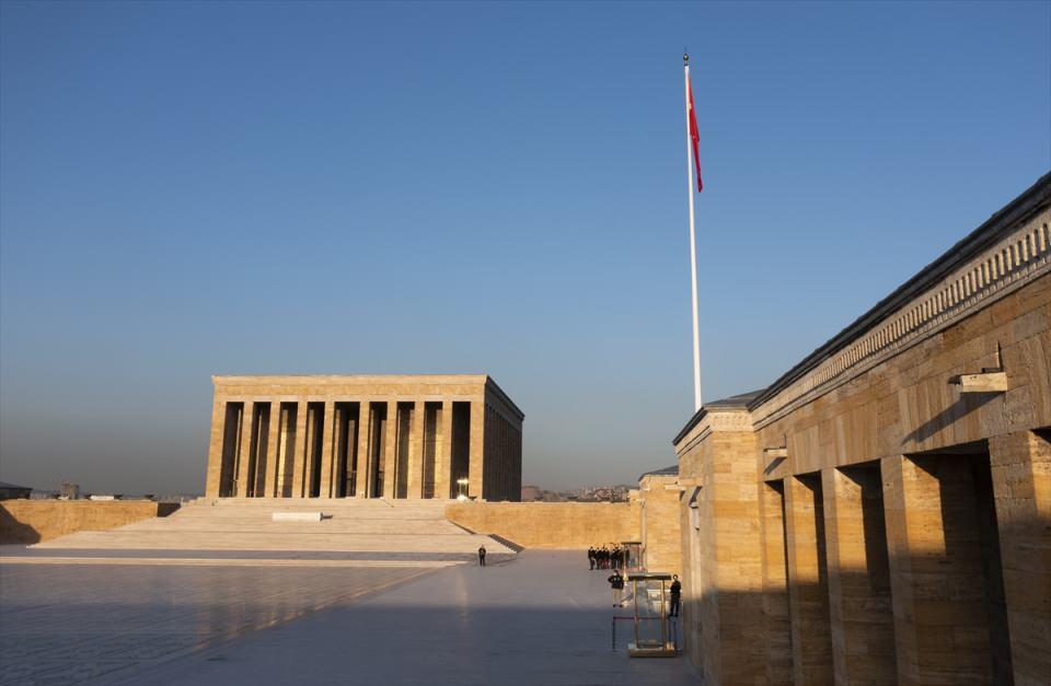 <p>Anıtkabir'e Anadolu Meydanı tarafından girildiğinde ziyaretçileri kadın ve erkek heykel grupları karşılıyor. İstiklal Kulesi'nin önündeki ulusal kıyafetler giymiş üç kadın heykeli ile Hürriyet Kulesi önündeki üç erkek heykeli ayrı anlamlar taşıyor.</p>

<p> </p>
