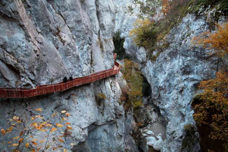 <p>Bir ucundan diğer ucuna 3 kilometre uzunluğundaki ahşap platformla geçilen Horma Kanyonu ve Ilıca Şelalesi, her yıl daha çok sayıda turistin rotasında yer alıyor.</p>
