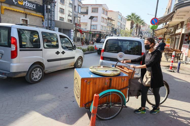 <p>Tepsinin akşam eve boş geldiğini dile getiren Şenüstek, "Tepsiyi boş görünce çok sevindim. Demek ki benim tatlım da olmuş ve satılmış. Dedem de yiyenler bir fark görmediğini ve beğendiğini söyledi. Böylece hem dedemden hem de müşterinden ilk onayı almıştım." dedi</p>
