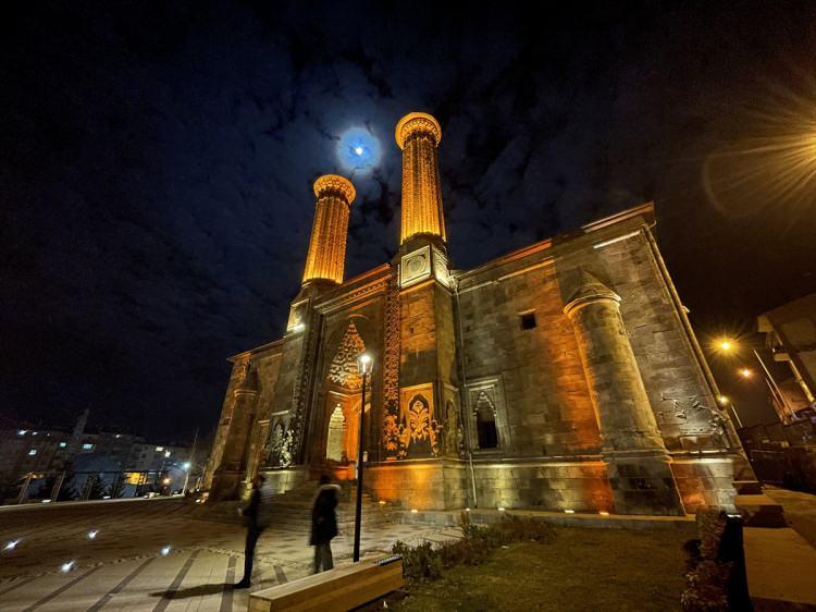 <p>Erzurum'un simgelerinden Selçuklu eseri Çifte Minareli Medrese’nin bulutlar arasında süzülen ay ışığı ile bütünleşmesiyle fotoğraf tutkunları için adeta doğal stüdyo ortamı oluştu.</p>

<p> </p>
