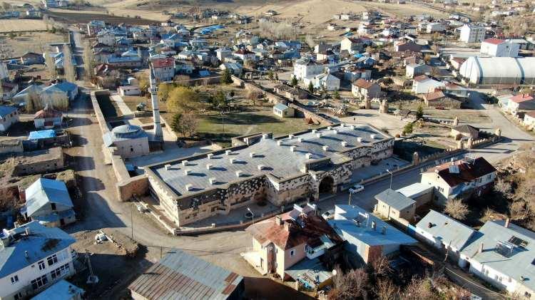<p>Bir dönemler Alacahan köyü bölgenin önemli merkezlerinden birisiyken sürekli göç vererek köy statüsüne kadar geriledi. Selçuklunun en değerli eserlerinden birine ev sahipliği yapan köy göç vermeye devam ediyor. </p>