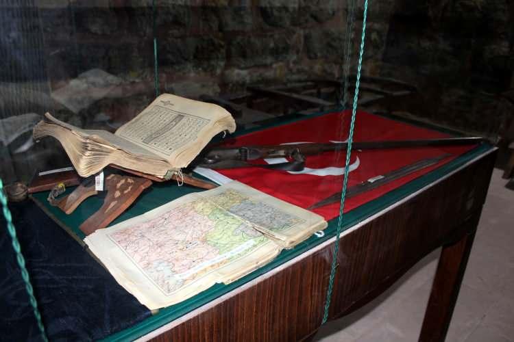 <p> Onlar bizim belediye dönemimizde kaldı bizde üstüne ilave ettik gelen hemşerilerimize tarihlerini gösteriyoruz. İsteyene de Osmanlı tuğralarından hediye ediyoruz.</p>