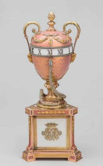 <p>Paskalya Bayramı’nda kullanılan yumurtalardan ilham alan Faberge, İmparatoriçe için devekuşu yumurtasının içini ve dışını mücevher kaplayarak yumurtayı tasarladı.</p>
