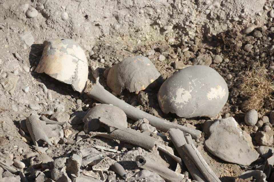 <p>Van'ın Erciş ilçesinde, Demir Çağı'na ait olduğu tahmin edilen insan kemikleri, seramik ve çömlek parçaları bulundu.</p>

<p> </p>
