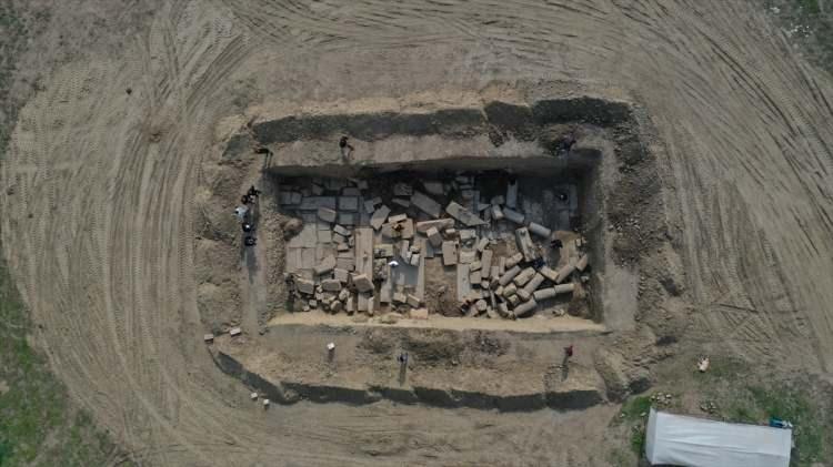 <p>Berlin Pergamon Müzesi'nde sergilenen bu tapınağın 15 metrelik 4 sütunlu cephesi şu anda arkamızda duran yönüdür. Almanlar bunu yüzde 5 orijinal malzeme, gerisi imitasyonla yapmışlardı. Biz ise yüzde 70 orijinal malzemeyle aynı sergilemeyi şu anda bulunduğumuz yerde yapacağız." ifadelerini kullandı.</p>

<p> </p>

