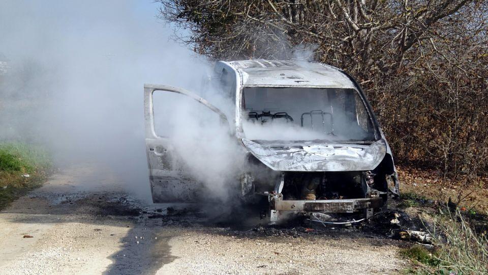 <p>Olay, Salıbeyler Mahallesi 1041 Sokak'ta meydana geldi. Edinilen bilgiye göre, Suat Seyrek isimli alkollü vatandaş 14 BF 145 plakalı aracını daha önce sokak üzerinde ateş yakılan bir alana sabah saatlerinde park etti.</p>

<p> </p>
