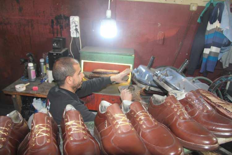 <p>Kalifiye elemanlar ortalama haftalık olarak bin 500 TL alıyorlar. Hatta haftalık 2 bin TL’ye yakın ücret alan elamanlarımız var. Aylıkları ortalama olarak 5 ila 8 bin TL arasında değişiyor. Elinden iş gelen, biraz daha iyi iş yapan, işini seven herkes bu sektörde para kazanabiliyor. Şuanda 5 ila 8 bin arasında ücret vermemize rağmen kalifiye eleman bulamıyoruz. İyi bir sayacı olsa haftalık 2 bin TL, iyi bir kesici olsa haftalık bin 500 TL’den az para almaz. Bu sorunu sadece biz ayakkabı sektöründekiler değil, diğer sektördeki işverenler de yaşıyor” diye konuştu.</p>
