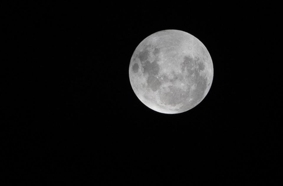 <p>Meksika'nın başkenti Meksiko'da, Kunduz ayı (Beaver Moon) olarak bilinen kasım dolunayı sırasında 6 asrın en uzun Ay tutulması yaşandı.</p>
