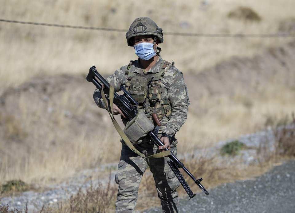 <p>Sınır kulelerinde, sorumluluk bölgelerini korumak için 7 gün 24 saat dürbünle gözetleme yapan Mehmetçik, ülkenin bölünmez bütünlüğü için kulaklarını komutanlarından gelecek emirden ayırmadan, "Vatan ve millet uğruna seve seve can vermeye hazırım komutanım." diyerek görevlerini icra ediyor.</p>
<p> </p>