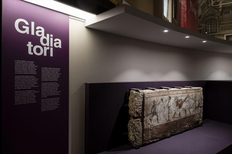 <p>İtalya’nın en önemli müzelerinden Napoli Arkeoloji Müzesi'ndeki “Gladiatori" (Gladyatörler) sergisinde gladyatörleri tasvir eden kabartmalar tarih meraklılarının ilgisini çekiyor. </p>

<p> </p>
