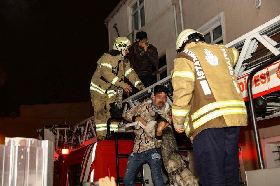 <p> Dumandan etkilenen kişiler sağlık ekiplerine teslim edildi. İtfaiye ekipleri daha sonra yangına müdahale ederek, söndürdü. </p>