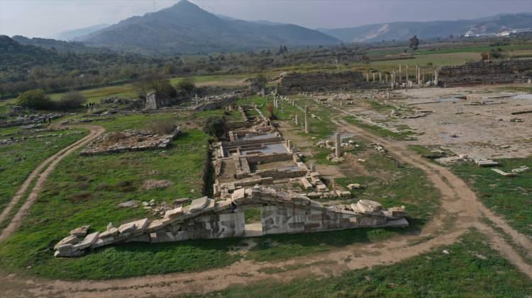 <p>Eğer başarabilirsek bu sene bitmeden tapınağın tamamını ortaya çıkaracağız ve görselleştireceğiz. Çok büyük bir keşif. Yani bunu yaşamak gerçekten gurur verici. Zor bir çalışmayı başardık"</p>

<p> </p>
