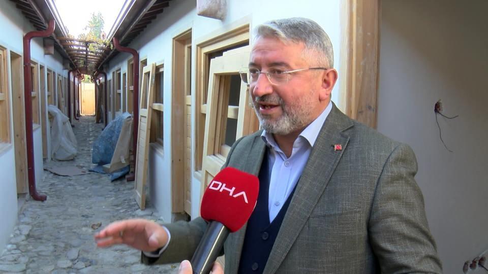 <p><strong>'TARİHİ DOKUSUNU KORUYORUZ'</strong></p>

<p>Belediye Başkanı Halil İbrahim Aşgın, 4 yıl önce başlatılan restorasyon çalışmasında artık sona gelindiğini belirterek, "Bu tarihi arastayı, tüm dokusunu koruyarak restore ediyoruz. Hem şehrimizin tarihine ve kültürüne sahip çıkmış hem de esnafımızın kullanımına açmış olmayı hedefliyoruz.</p>
