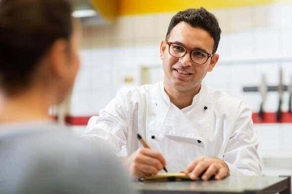 <p><strong>Fast food çalışanları</strong></p>
<p>Günümüzde endüstriyel robotların hazır gıdaları pişirip servis etme konusunda hiçbir sorun yaşamayacağı ortada.</p>